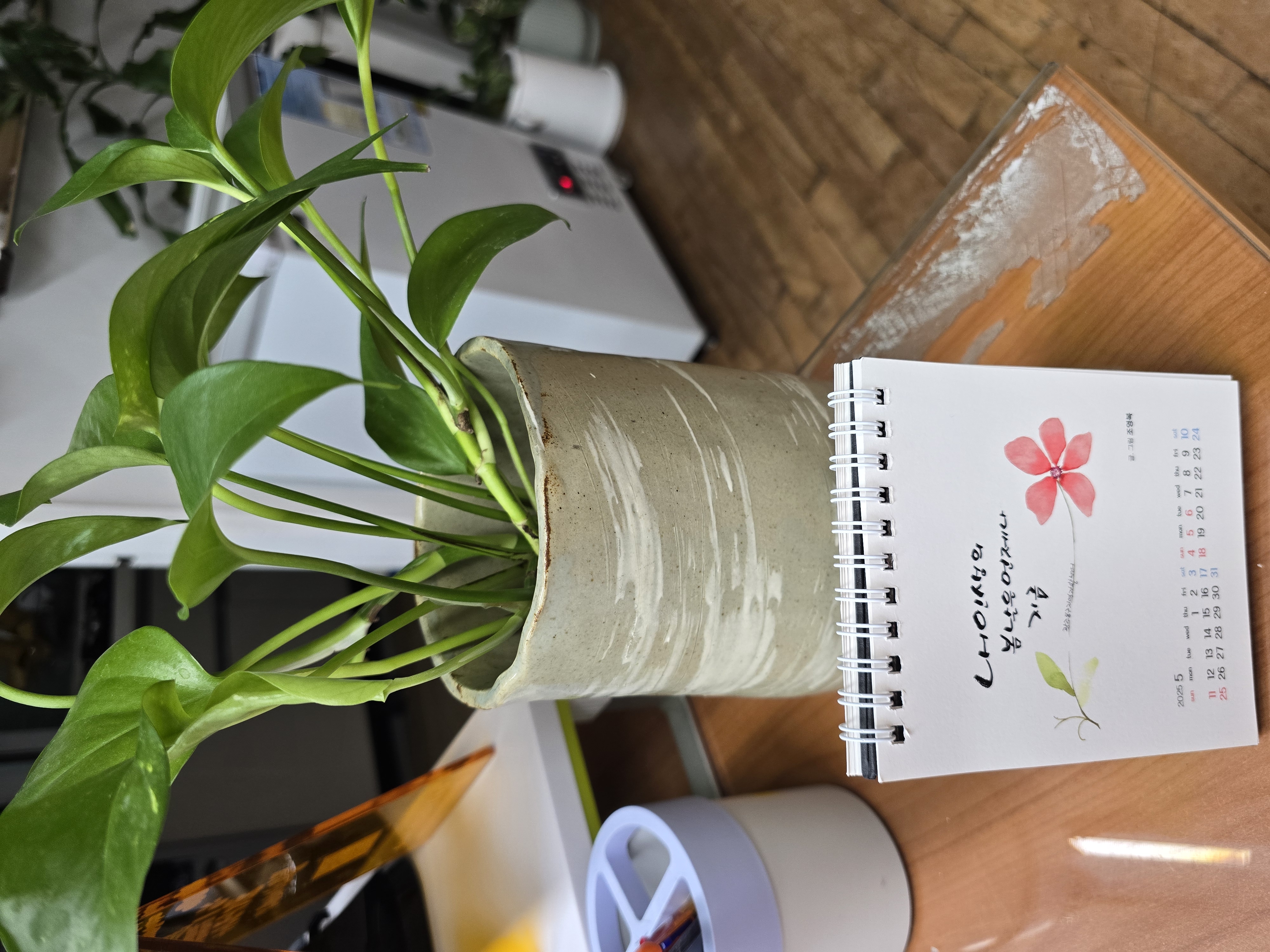 이미지 2:사무실 책상위에 